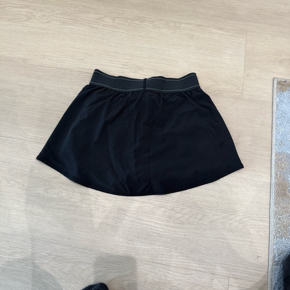 ALO Yoga Black and white Athletic Skirt. - Picture 3 of 4